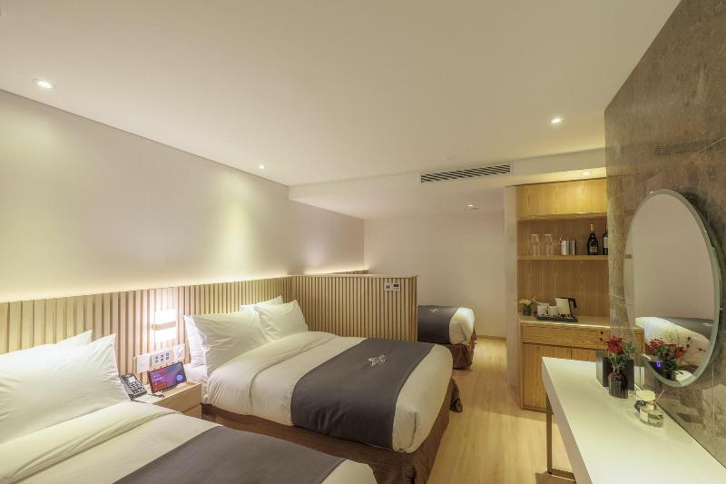 Fine Hotel image