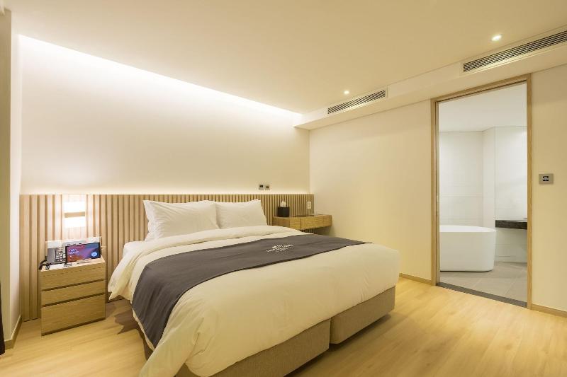 Fine Hotel image