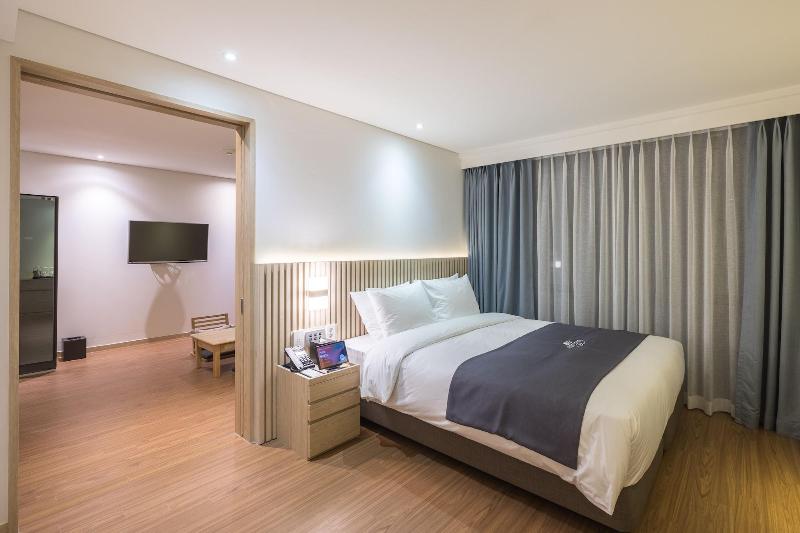 Fine Hotel image