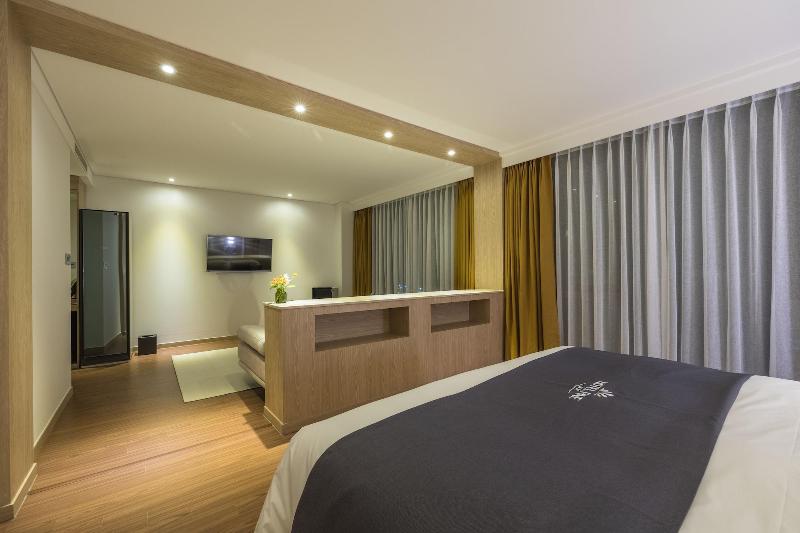 Fine Hotel image