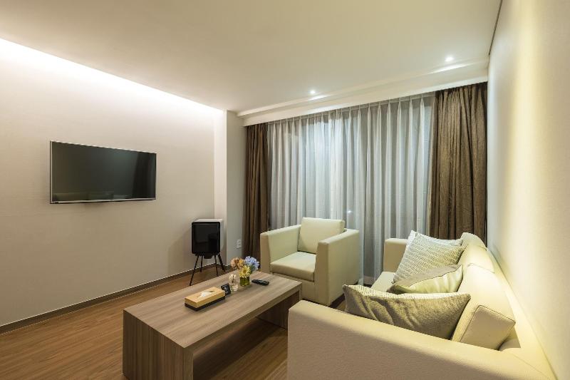 Fine Hotel image
