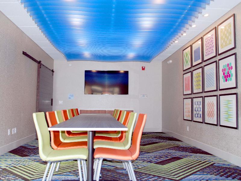 Holiday Inn Express and Suites White Hall image