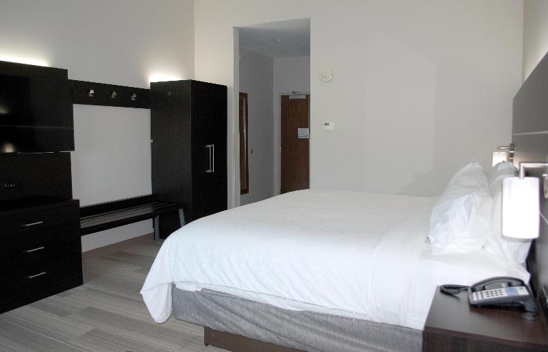 Holiday Inn Express and Suites White Hall image