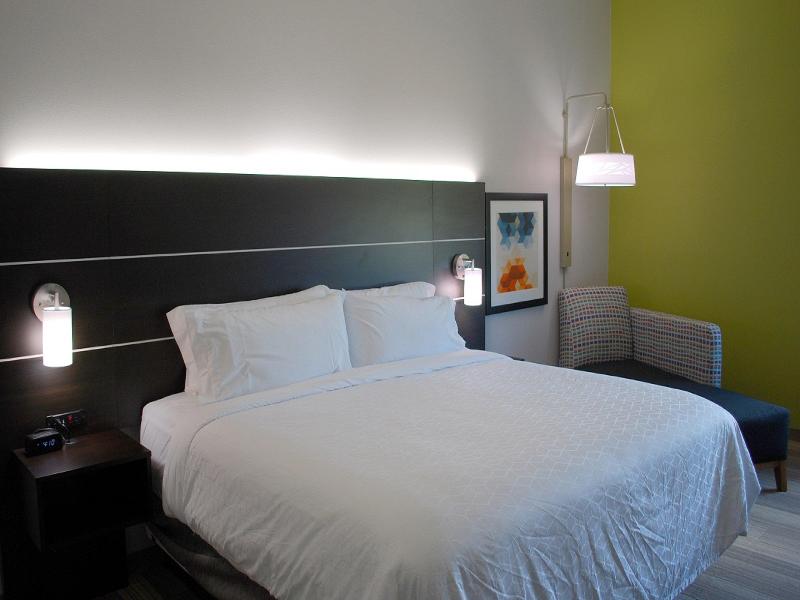 Holiday Inn Express and Suites White Hall image