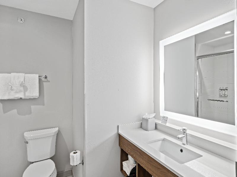 Holiday Inn Express and Suites White Hall image