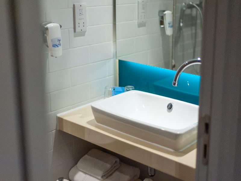 Holiday Inn Express London Heathrow T4 image