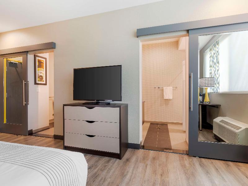 GLo Best Western Dallas South DeSoto image