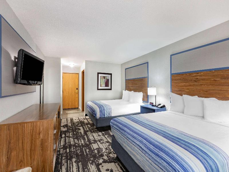 DOUBLE TWO QUEEN BEDS
