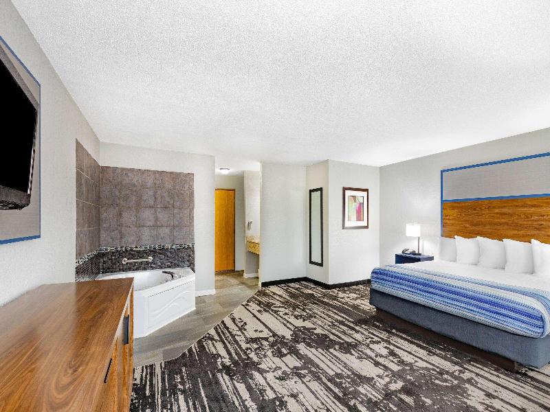 1 King Bed, Suite, Non-Smoking
