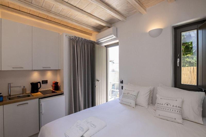 Living Theros Luxury Suites image
