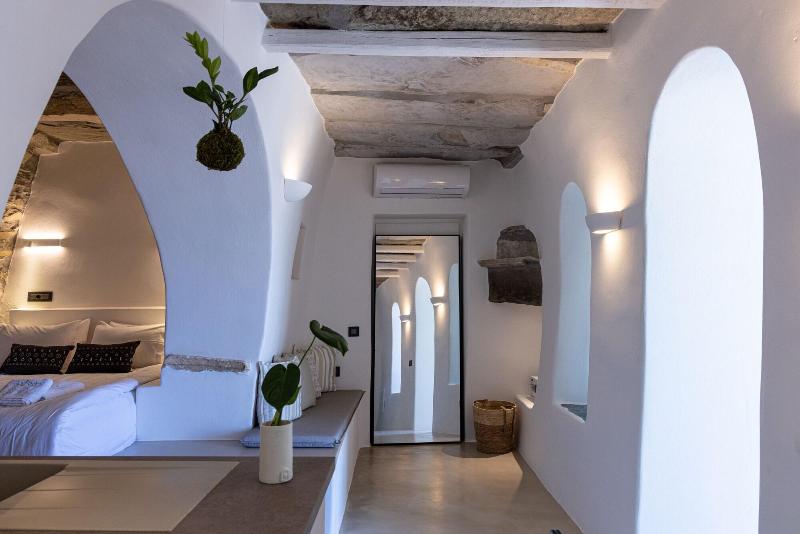 Living Theros Luxury Suites image