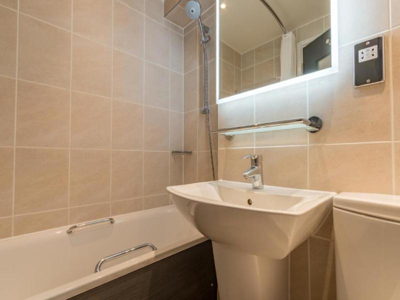 Thistle Express London Luton image