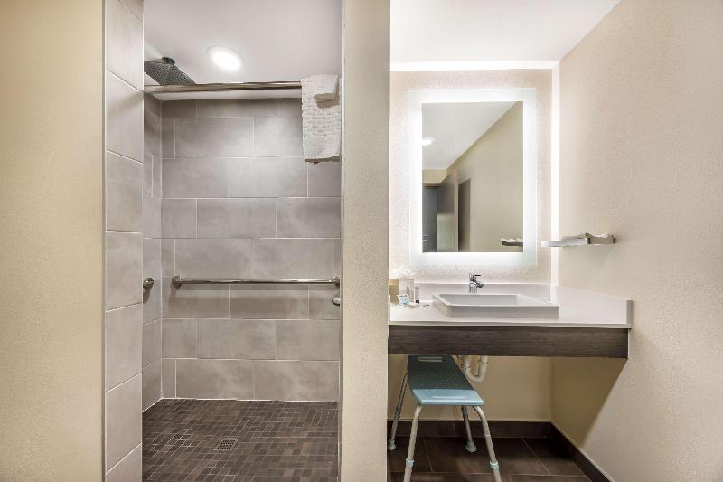 Vīb Best Western Springfield image