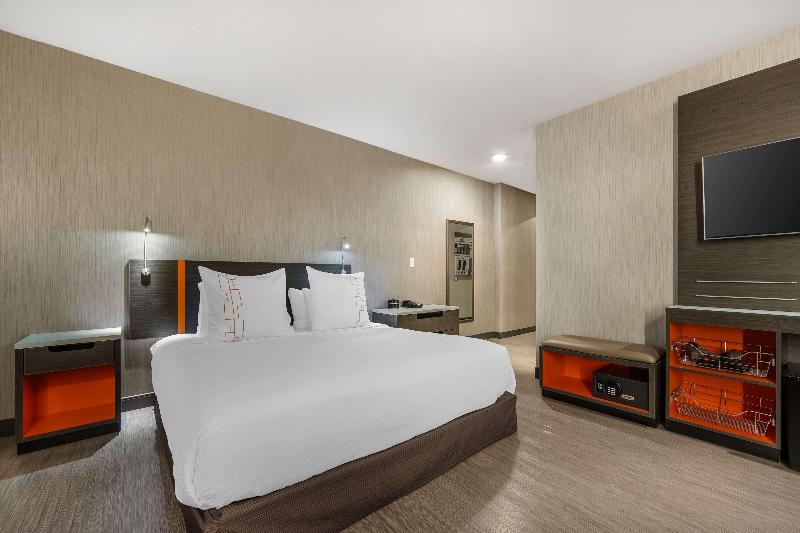 Vīb Best Western Springfield image
