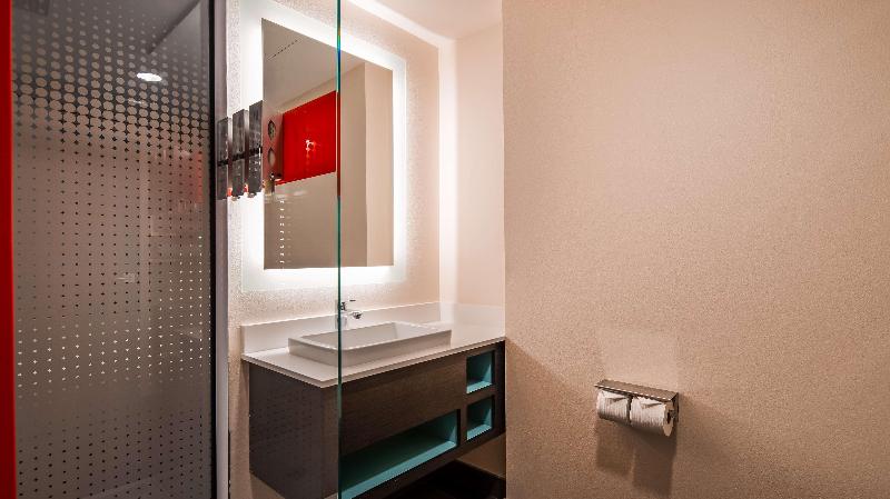 Vīb Best Western Springfield image