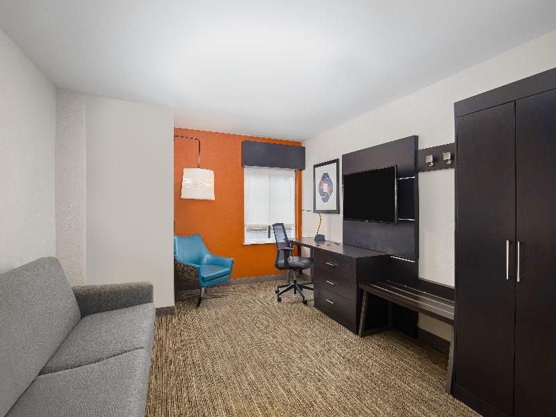 Holiday Inn Express & Suites Locust Grove image