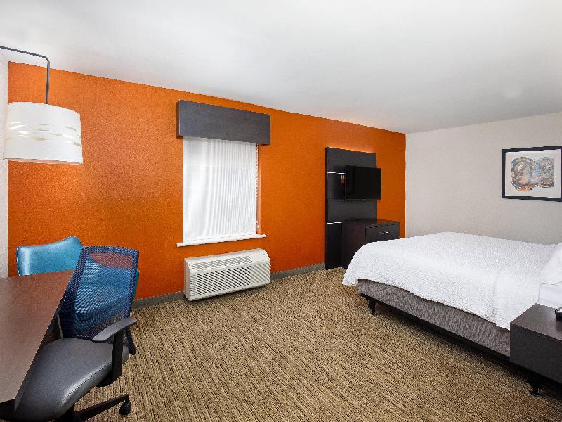 Holiday Inn Express & Suites Locust Grove image