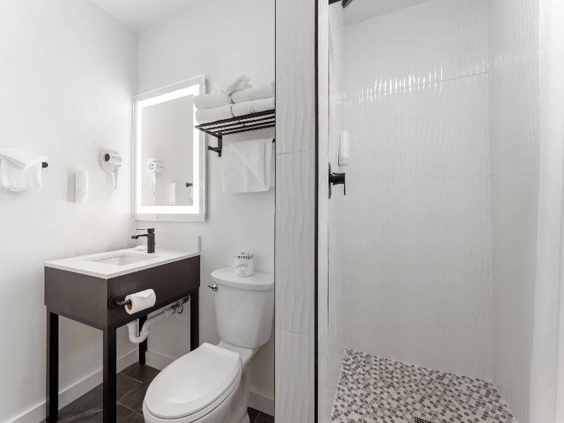 Econo Lodge Inn & Suites Heavenly Village Area image
