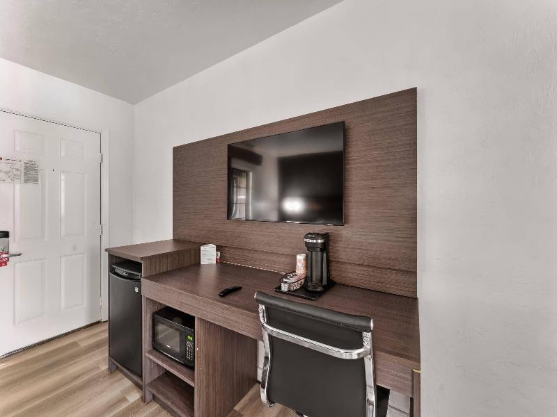 Econo Lodge Inn & Suites Heavenly Village Area image