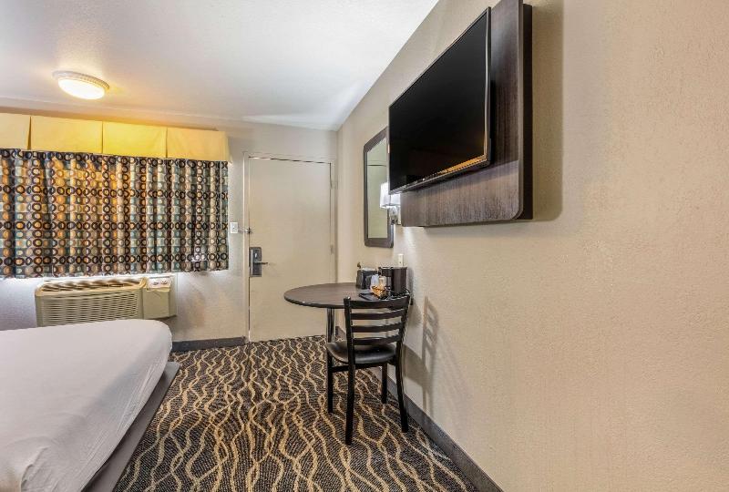 Econo Lodge West Memphis Area image