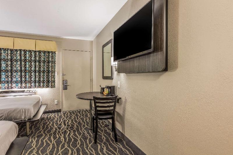 Econo Lodge West Memphis Area image