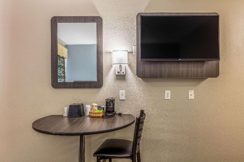 Econo Lodge West Memphis Area image