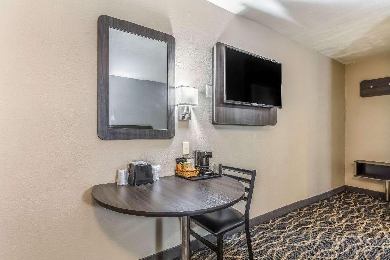 Econo Lodge West Memphis Area image