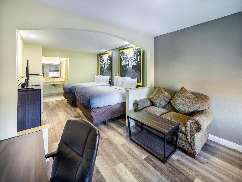 Super 8 By Wyndham Jackson Ms image