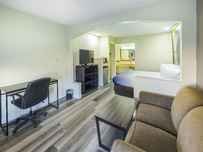 Super 8 By Wyndham Jackson Ms image