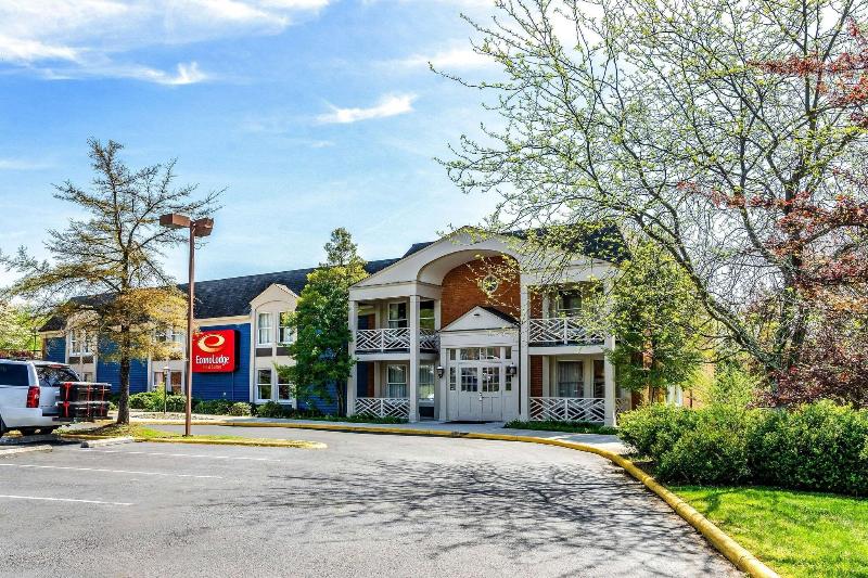 Econo Lodge Inn & Suites University