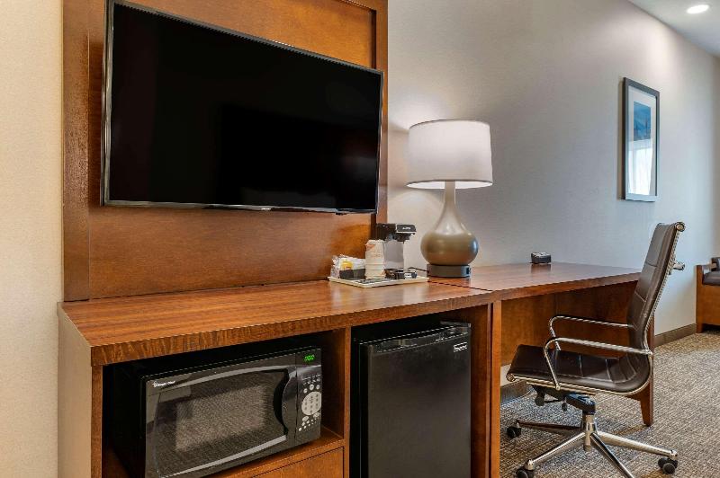Comfort Suites Columbus Airport image