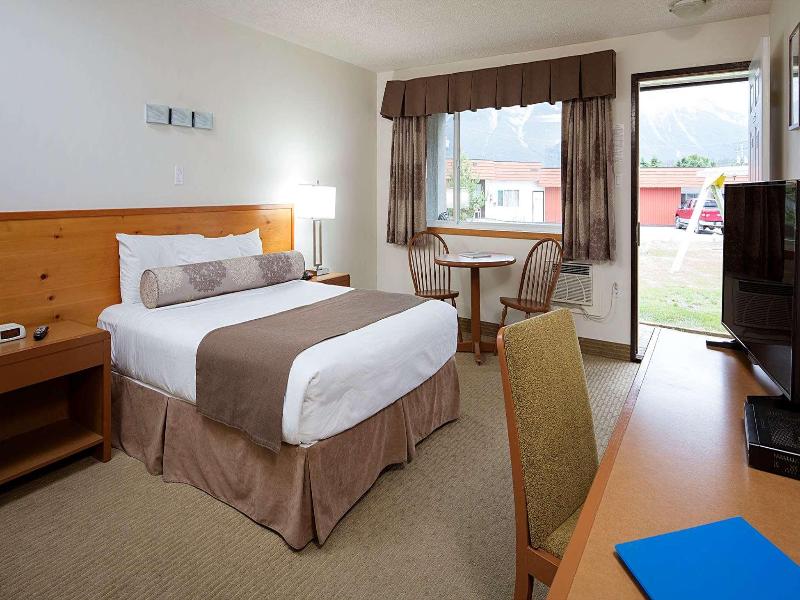 Rocky Mountain Ski Lodge image