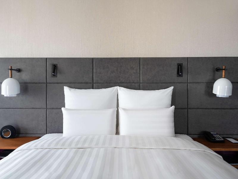 ibis Xinzhou Qiyi Road image 8