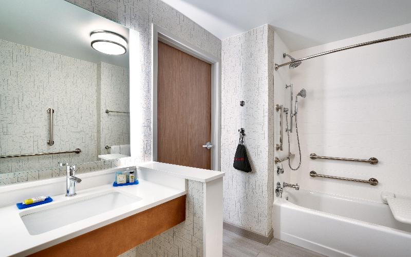 Holiday Inn Express & Suites Gainesville I-75 — photo 93