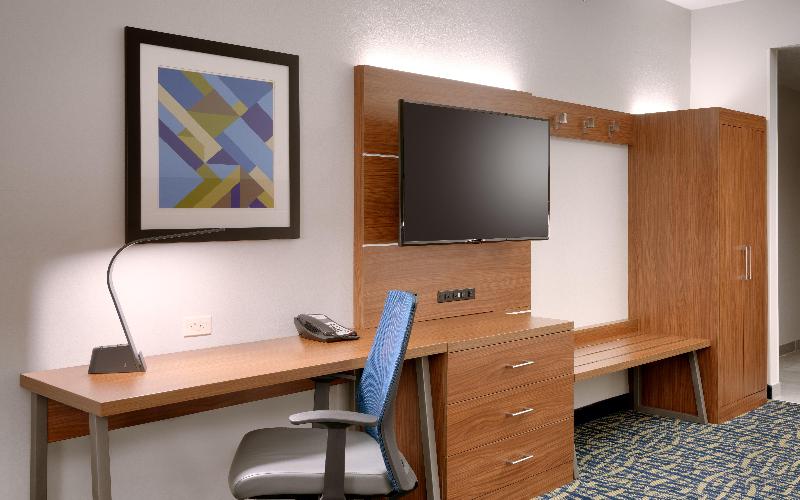 Holiday Inn Express & Suites Gainesville I-75 — photo 62