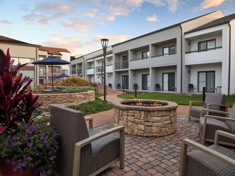 Courtyard Saint Louis Creve Coeur image