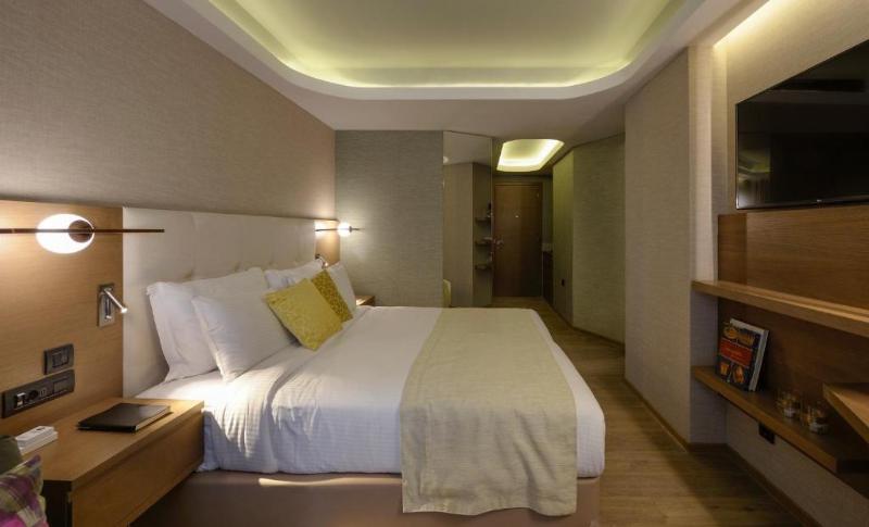 ZEUS Essence Wyndham Athens Residence