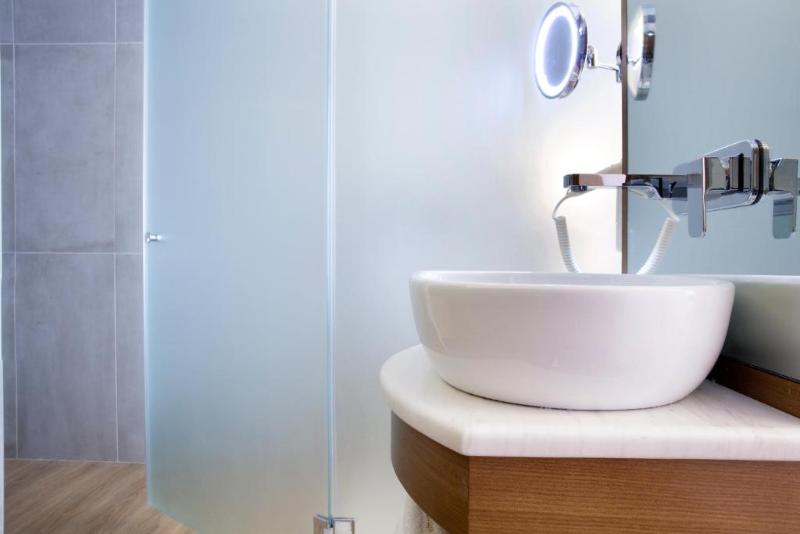 ZEUS Essence Wyndham Athens Residence
