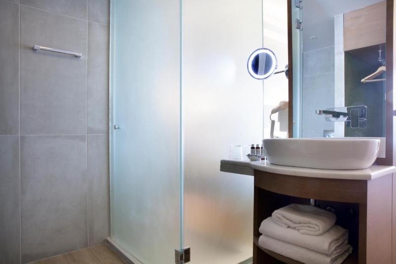 ZEUS Essence Wyndham Athens Residence