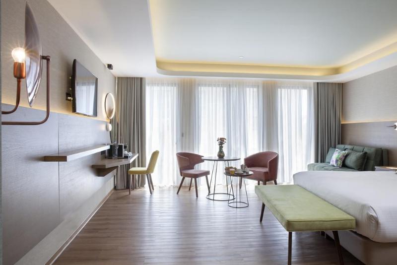 ZEUS Essence Wyndham Athens Residence