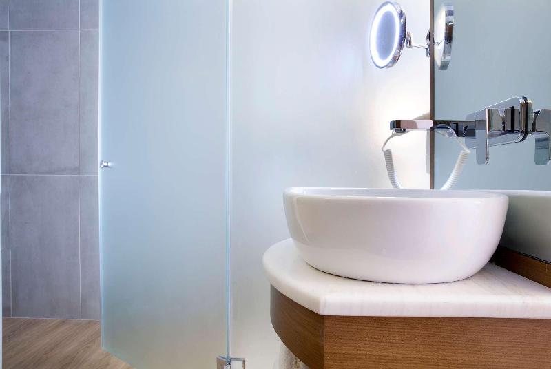 ZEUS Essence Wyndham Athens Residence