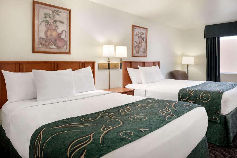 Travelodge By Wyndham Clinton Valley West Court photo 10
