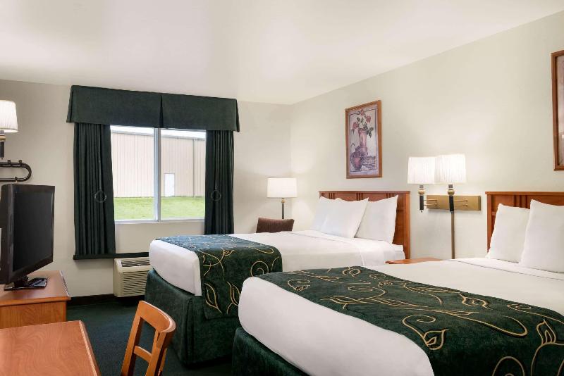 Travelodge By Wyndham Clinton Valley West Court photo 11