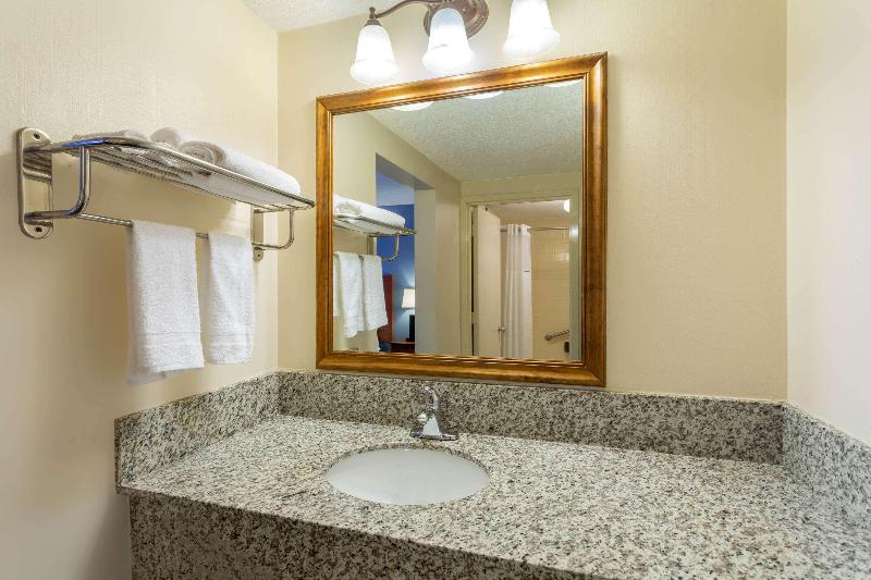 DAYS INN BY WYNDHAM BREEZEWOOD