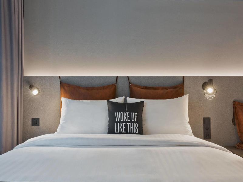 Moxy Frankfurt City Center image