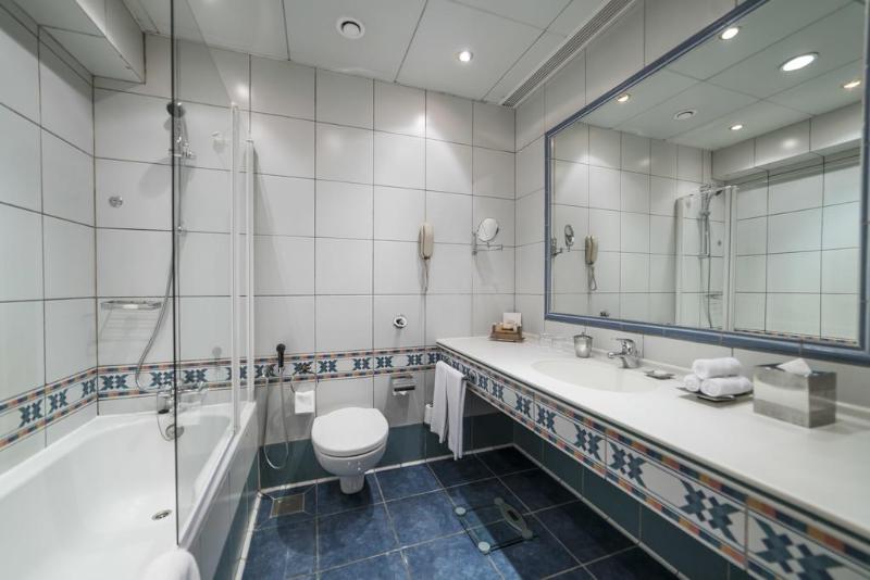 オフィサーズ クラブ & ホテル