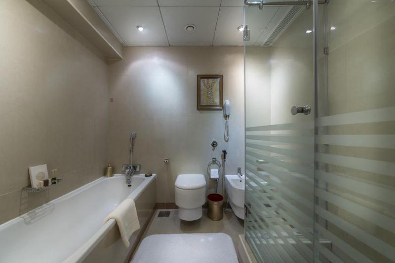 オフィサーズ クラブ & ホテル