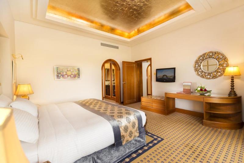 オフィサーズ クラブ & ホテル