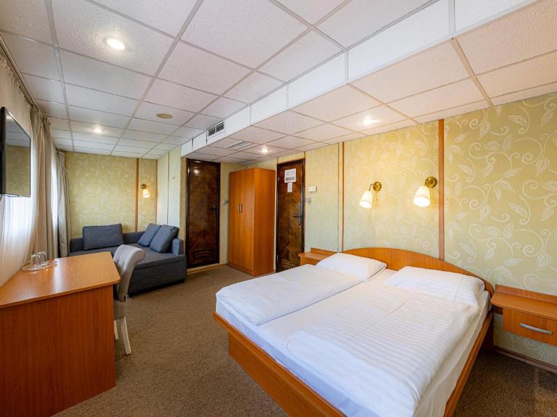 Grand Jules Boat Hotel Budapest image