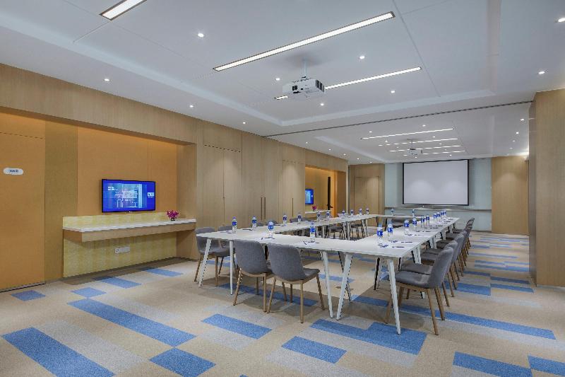 Holiday Inn Express Zhengzhou Longzi Lake image